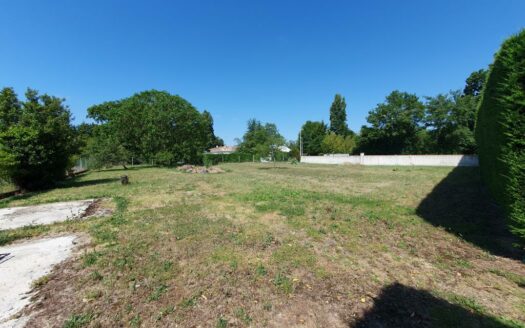 A Villeneuve La Comtesse, Magnifique Terrain Constructible Et Viabilisé.